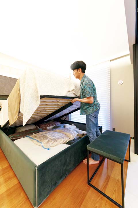 ベッド収納を開ける夫