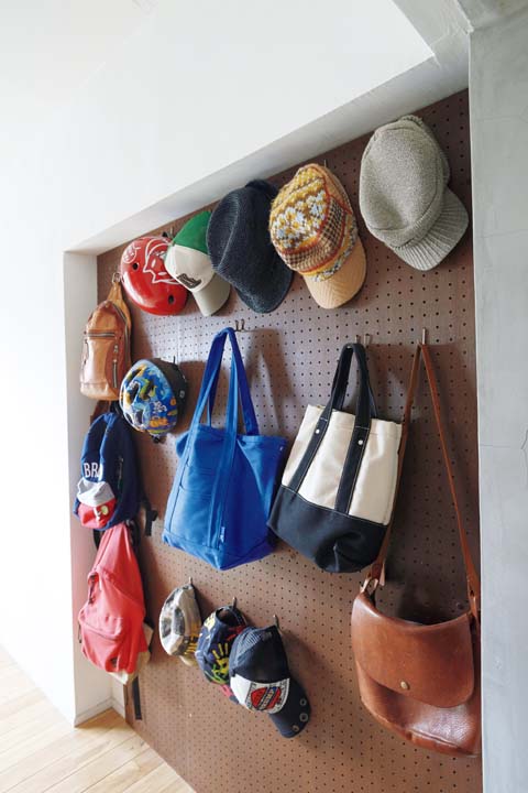 有孔ボードでDIYしたお出かけ用アイテムの収納スペース