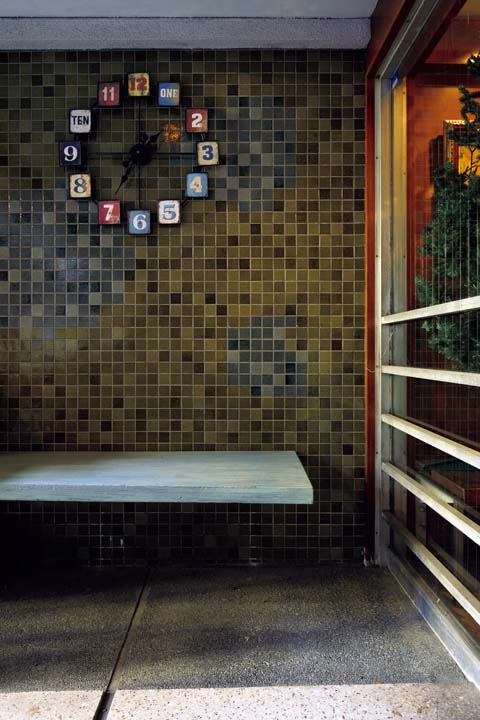 オリジナルベンチのある玄関