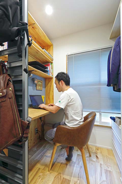 ワークスペースで作業する夫