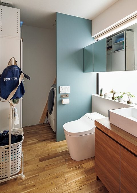 サニタリーの奥にドラム式洗濯乾燥機を設置