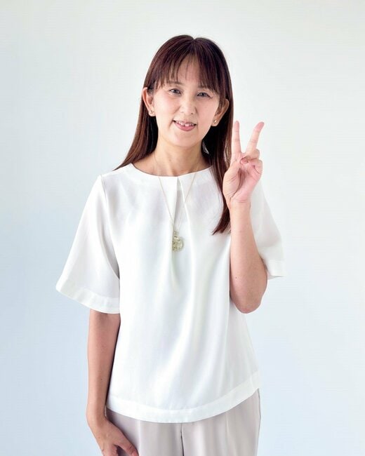 ピースする女性