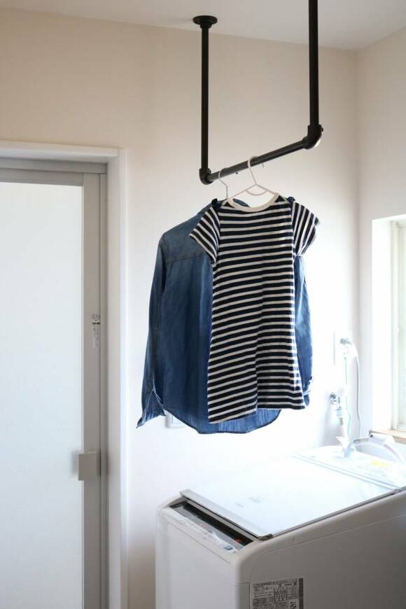 洗濯機上パイプハンガーに服
