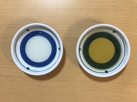 一般的なみりん(左)と比べてみると、色の違いがはっきり!
