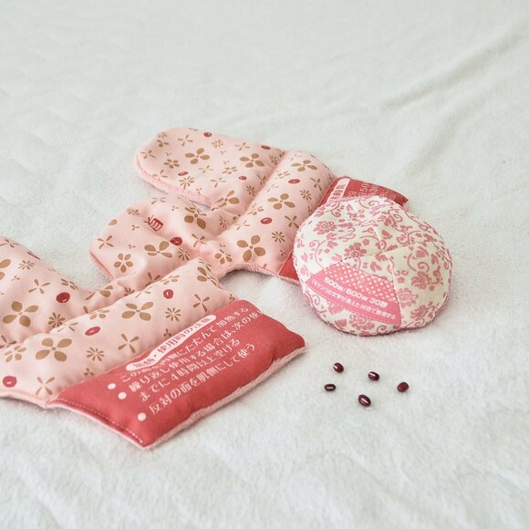 おへそに小豆カ イロを当ててリラックス