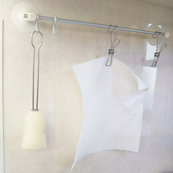 水筒用ブラシをつるしています。