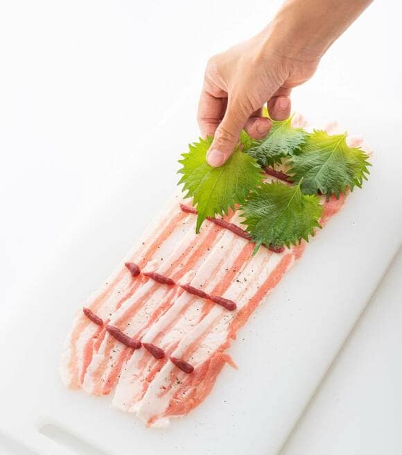 青ジソを敷きつめて巻く