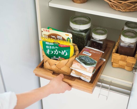 トレーを引き出せば奥のものが出し入れしやすい