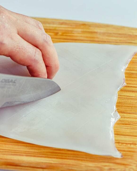 イカに格子状の切り目を入れる