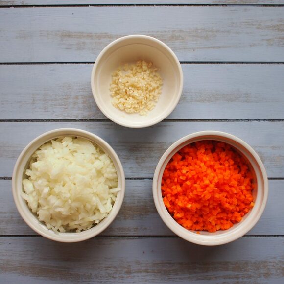 ニンニクとタマネギとニンジンをみじん切りにする