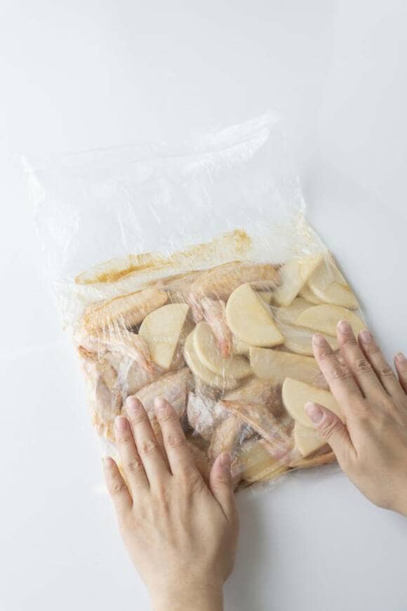 ポリ袋に材料を入れてならす様子