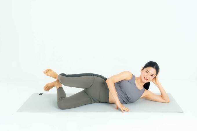 股関節ほぐしをする人