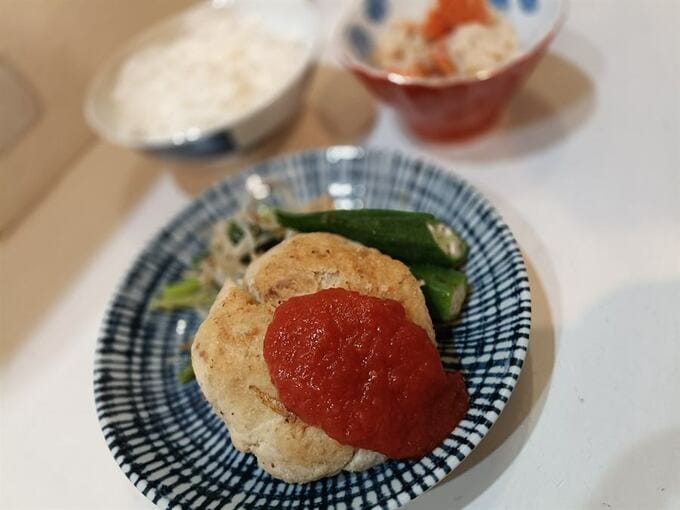 赤いソースがかかっている料理