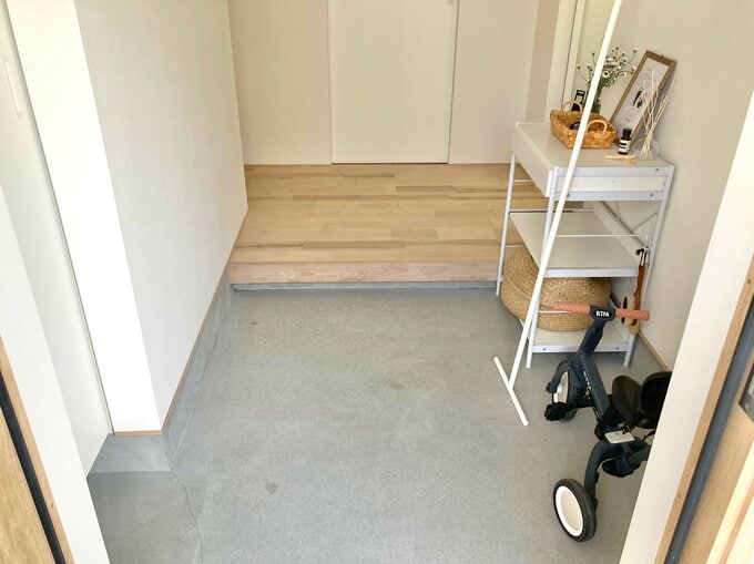 玄関ドアから見たゆとりのあるスペース