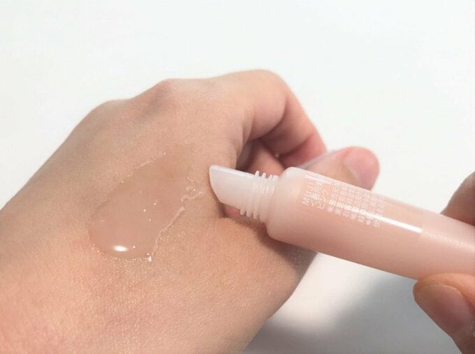 手にリップエッセンス