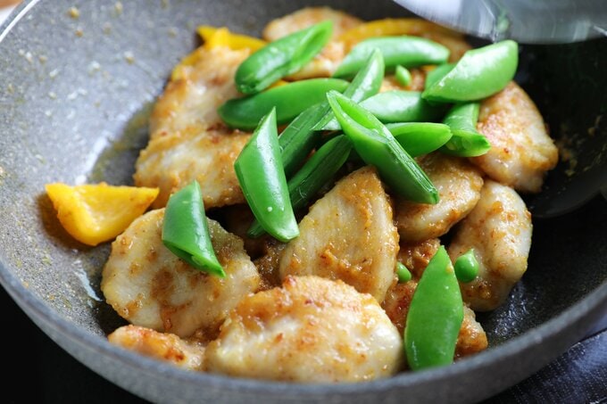 調味料を入れて炒め合わせる