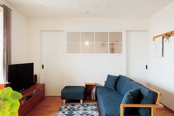 室内窓のある寝室に面したリビング