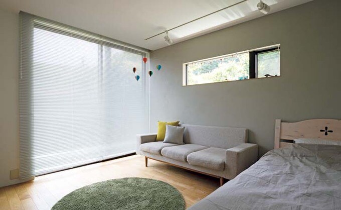 掃き出し窓とハイサイドライトのある寝室