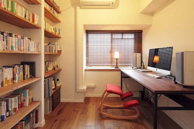 壁一面に本棚を造作した夫の部屋