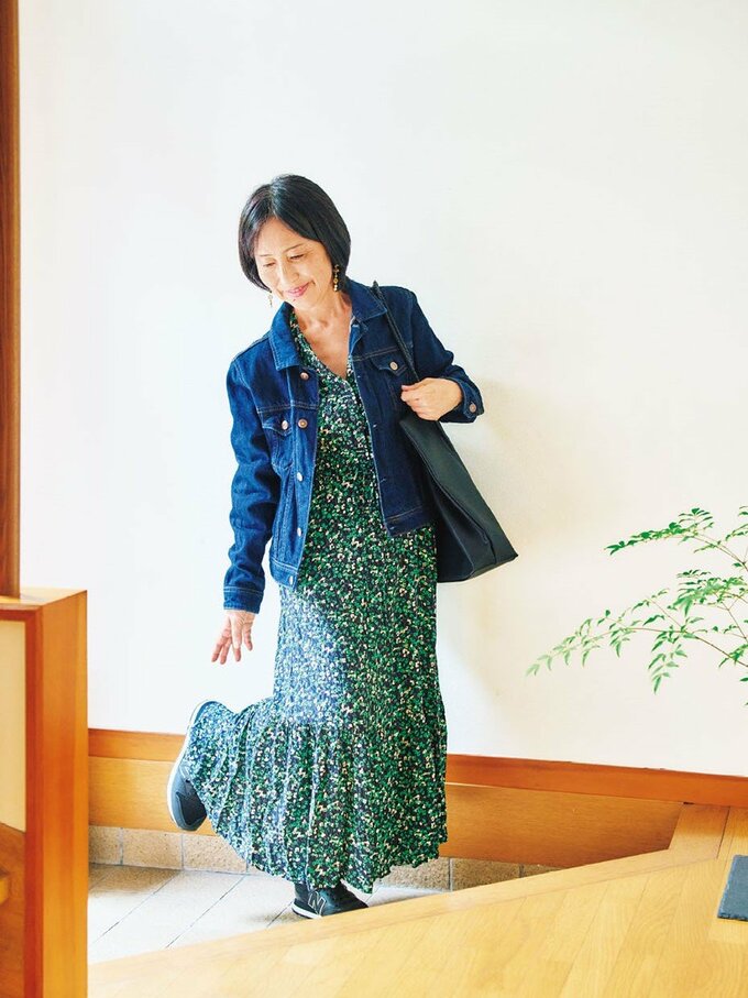 靴を脱ぐ女性