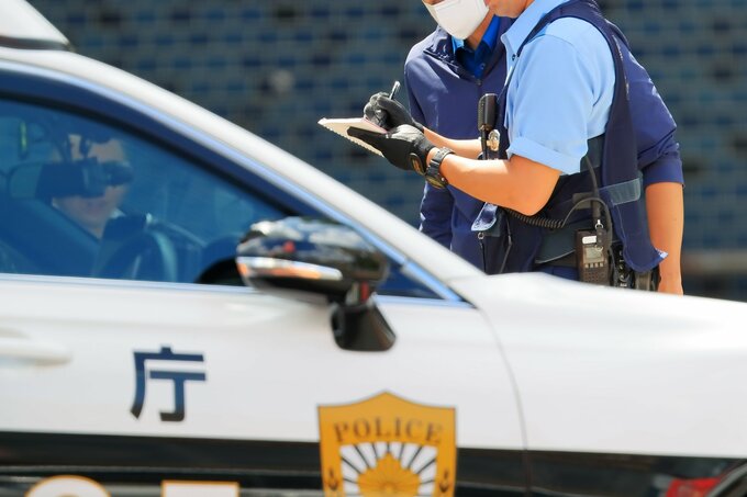 パトカーと警官