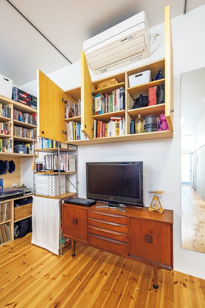 テレビのそばは夫妻の本棚