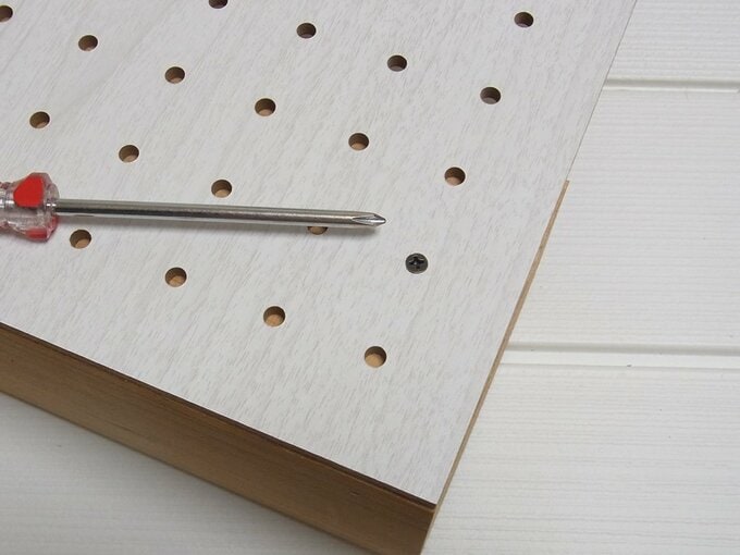 ウォールシェルフをネジでとめます