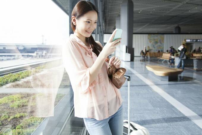 スマホを操作する女性