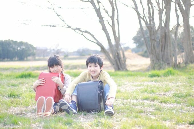 ランドセルを抱きしめるポーズ