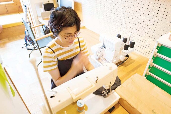 ミシンで作業する妻