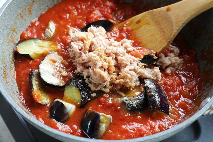 フライパンにツナ入れる