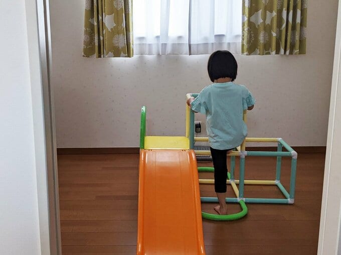 子ども部屋の遊具で遊ぶ子ども