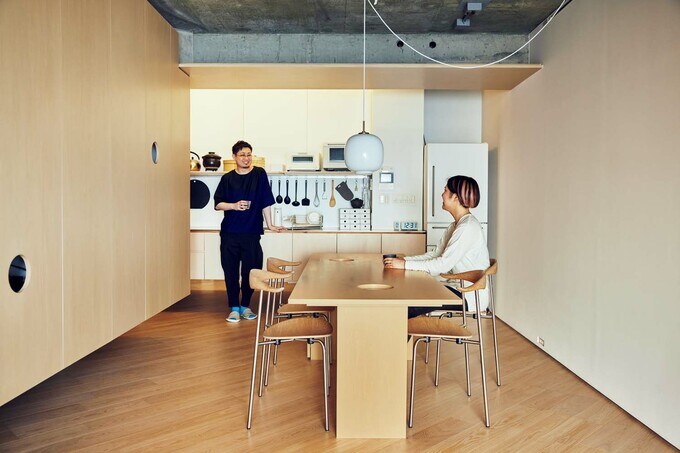 2つの穴があいているダイニングテーブル