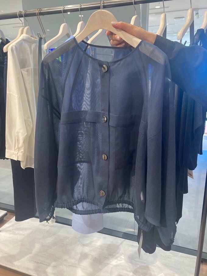 ネイビーのブルゾン風ブラウス。