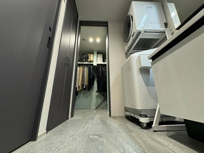 浴室側からランドリースペースを見る