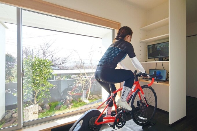 ロードバイクを室内で楽しむ妻