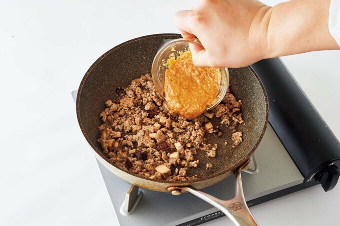 ひき肉を炒める