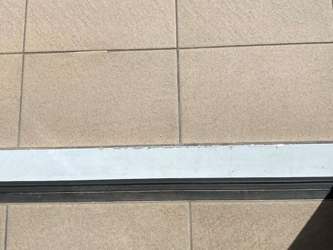 キズが目立つ下枠