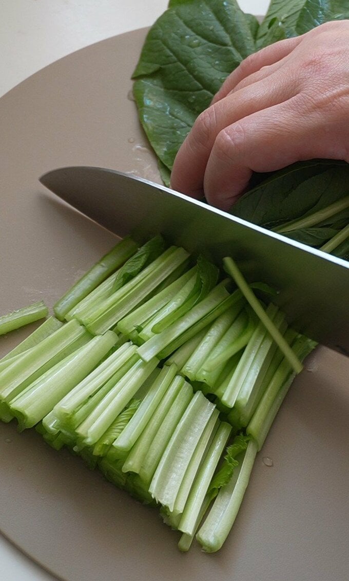 （1）ちくわは斜めに切る。 小松菜は洗って食べやすい長さに切る。