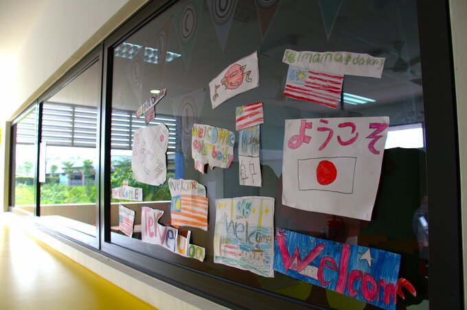 いろいろな言語で書かれたメッセージ。マレーシアの学校は多文化を体感できることが大きな利点だ