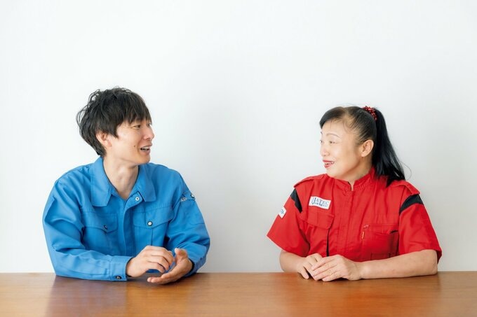 会話をする滝沢さんと新津さん