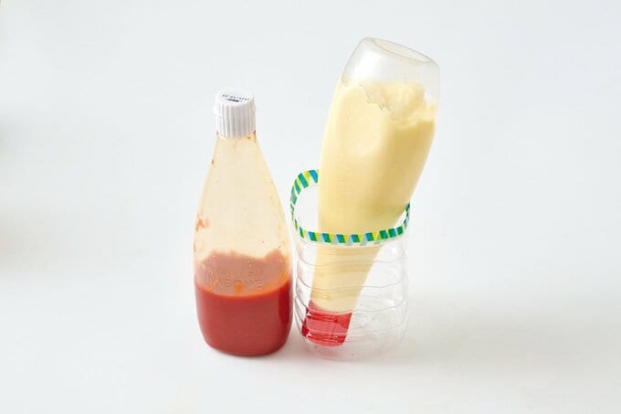 ケチャップと、カットしたペットボトルに下向きで収納されたマヨネーズ