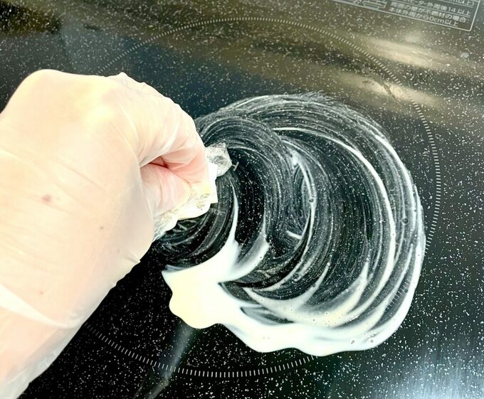 クレンザーを使った清掃の様子