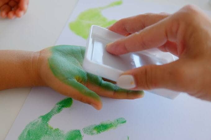 子どもの手のひらにインクをつける様子