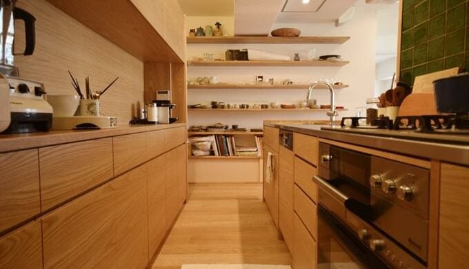 床が無垢材のキッチン