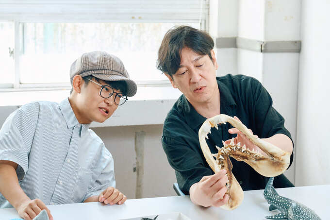 骨格標本を観るふたり