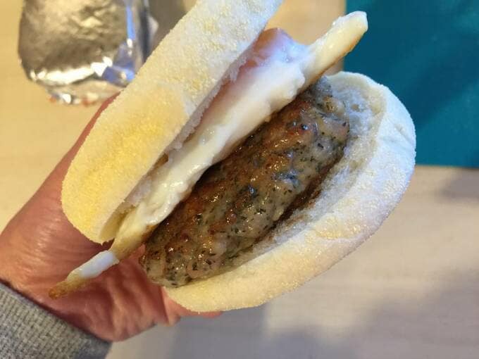 マフィンを重ねてハンバーガーに