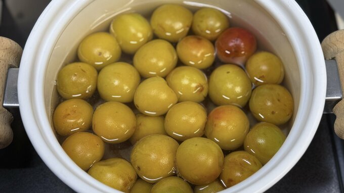 20分ほど炊いた後、梅がふっくらしてより黄色くなっている様子。