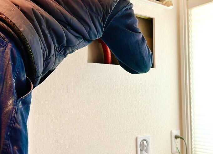 新規分電盤増設箇所の壁をカット