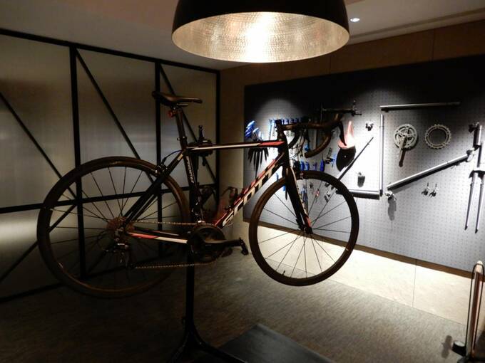 自転車で換気している人形